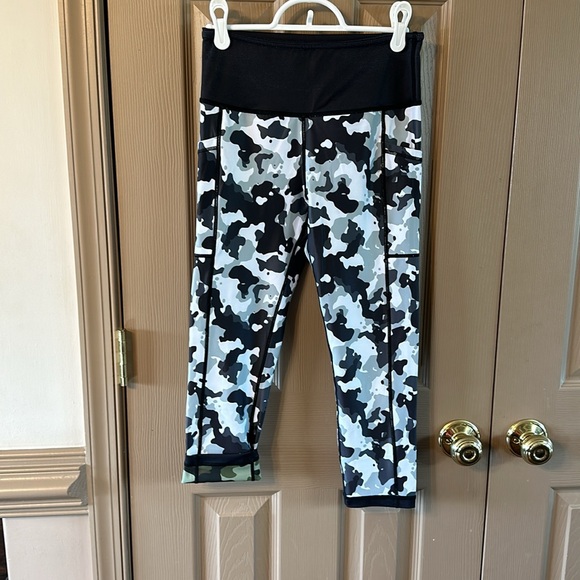 CVG Reversible Camouflage Capri Leggings - Picture 2 of 4
